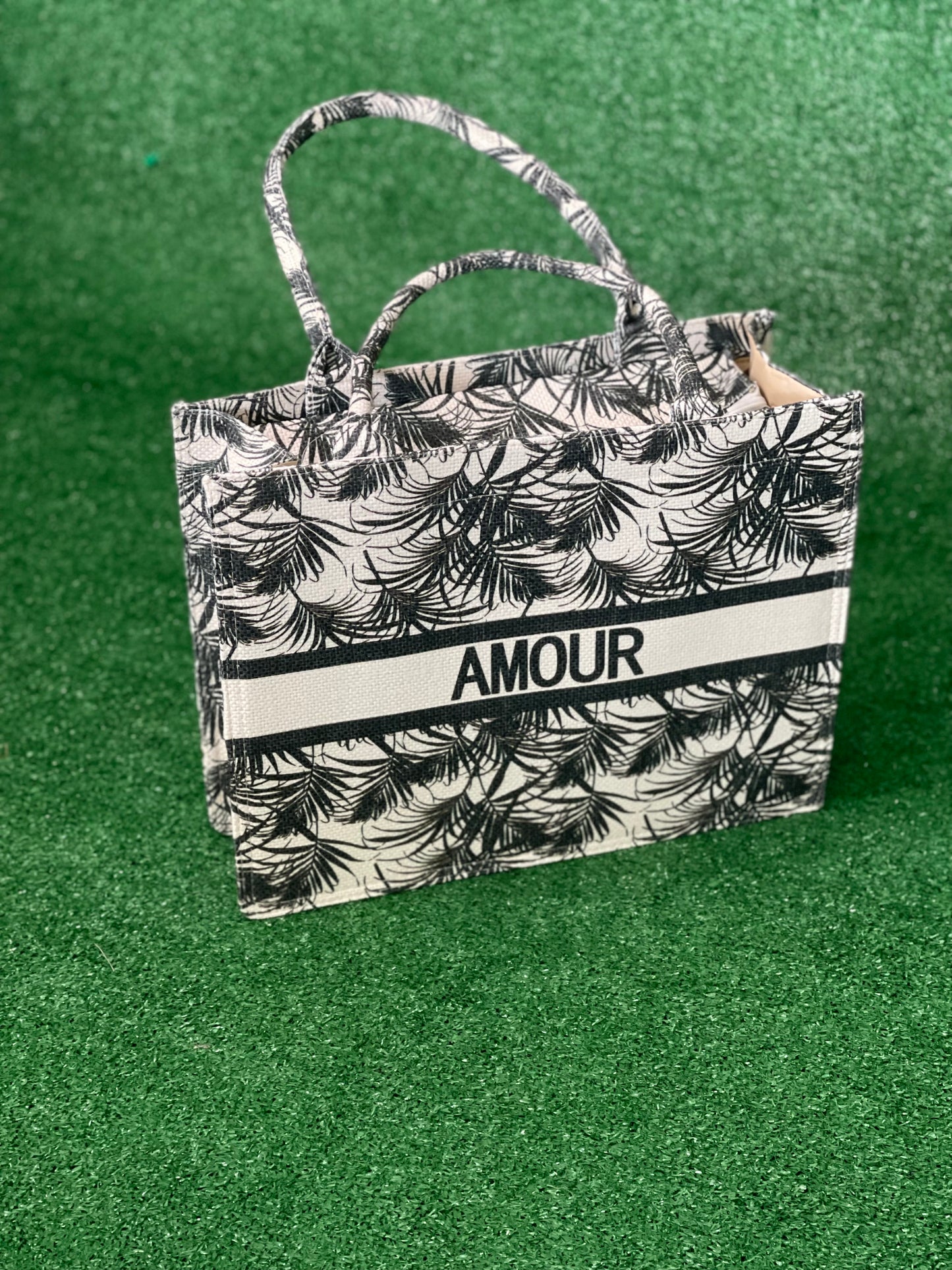 AMOUR TOTE BLACK AND WHITE PURSE - Tammie's Kollection